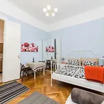 Stradivari Apartman *